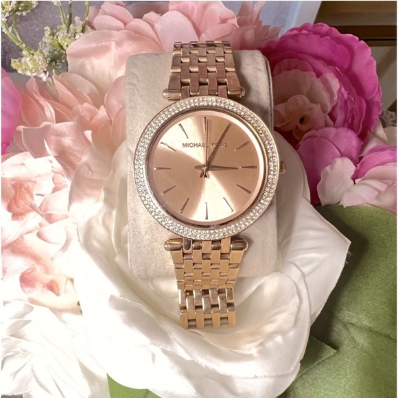 •SALE• Michael Kors beautiful rose gold watch! - Picture 1 of 4